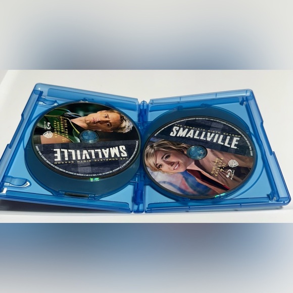 Smallville: The Complete Ninth Season Blu-ray box set. - Picture 4 of 5